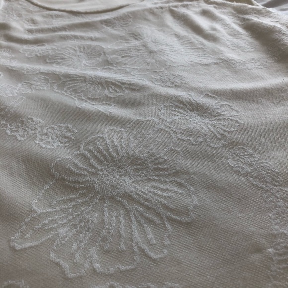 ❌ Sold ❌ 3 for $20 - Floral Sleeveless Tank Top - Picture 3 of 6